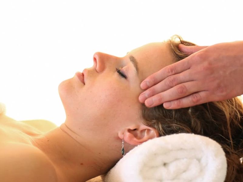 devojka čeži i uživa na masaži glave