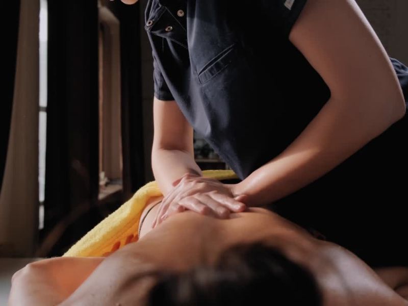 maserka masira devojci donji deo leđa