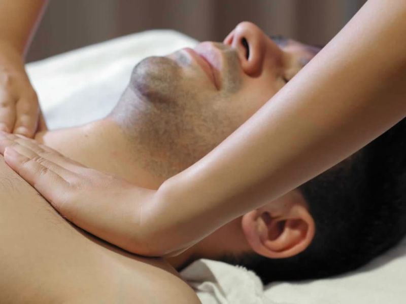 čovek na masaži