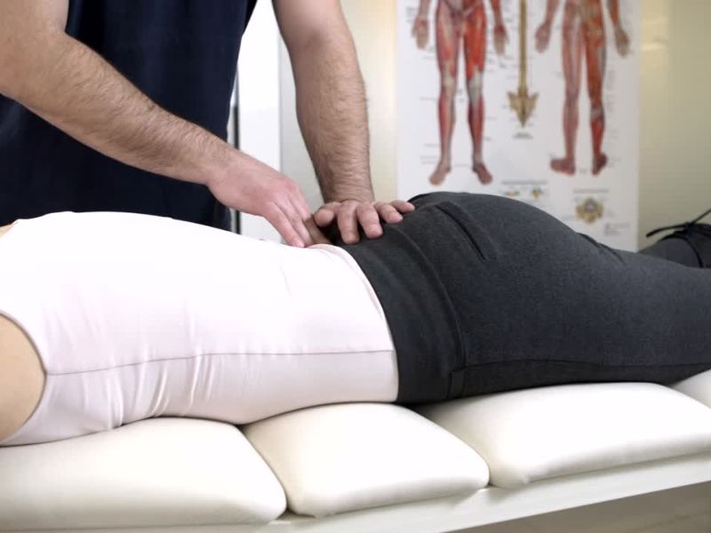 maser masira leđa devojci koja je došla na terapiju